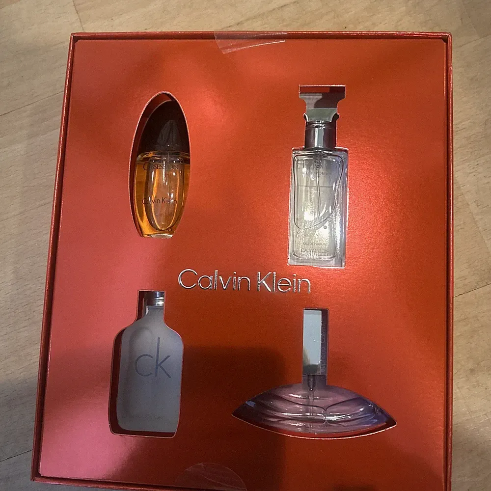 Calvin Klein Women 4 PC Coffret Fragrance Gift Set